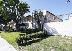 Sepulveda Apartments in Van Nuys, CA - Building Photo - Building Photo
