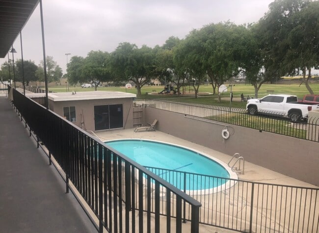 5461 Kingsley St in Montclair, CA - Foto de edificio - Building Photo