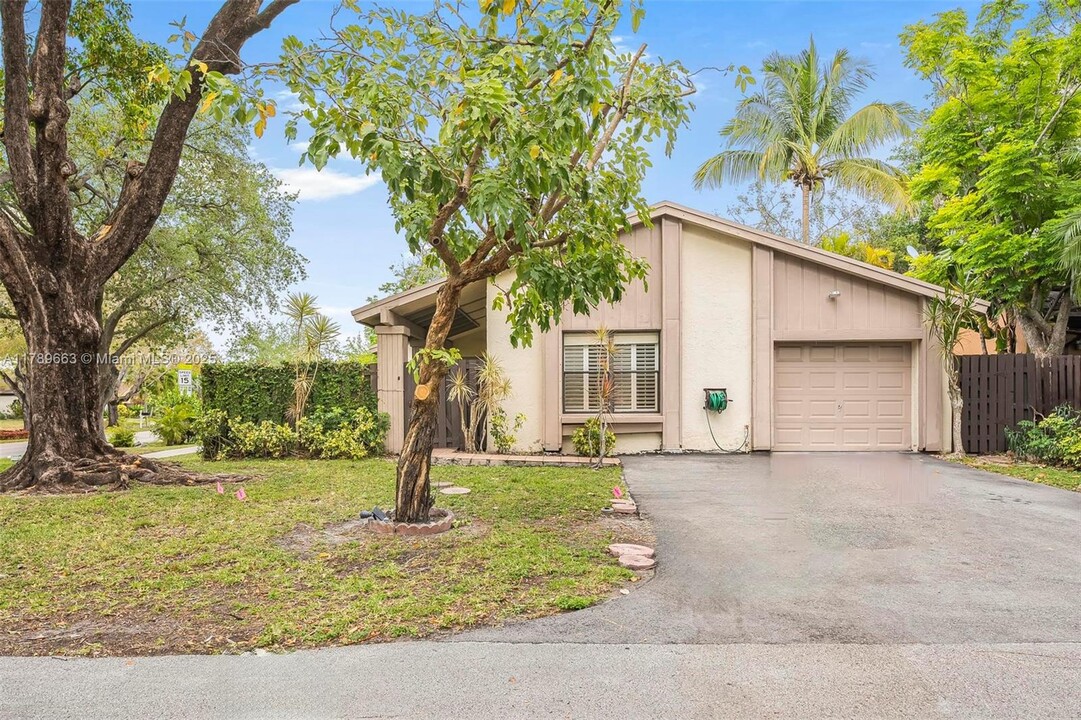 12900 SW 108th St in Miami, FL - Building Photo