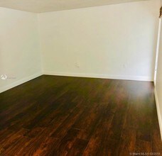 3071 SW 27th Ave-Unit -28 in Miami, FL - Foto de edificio - Building Photo