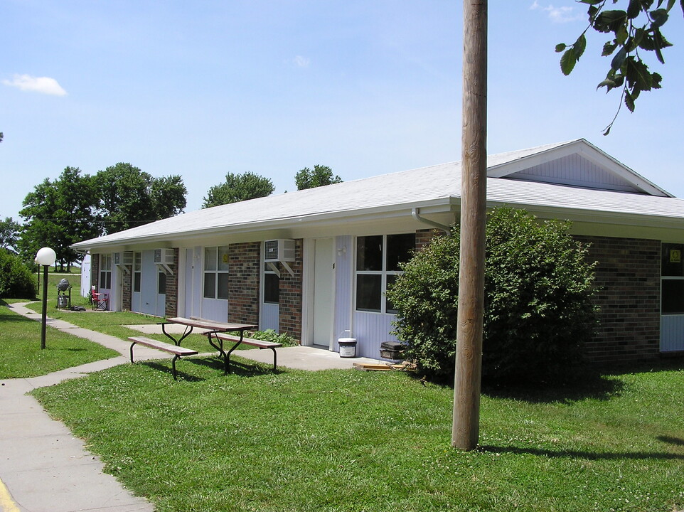 102 W Easy St in Munden, KS - Building Photo