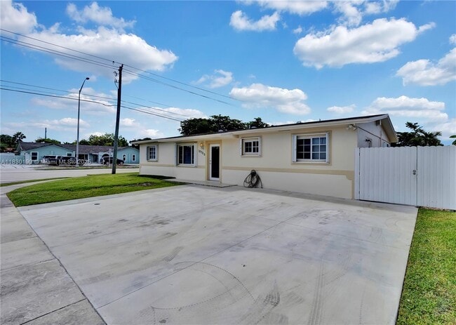 10700 SW 63rd St in Miami, FL - Building Photo - Building Photo