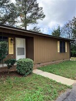 7615 Hamburg Dr in Fayetteville, NC - Building Photo