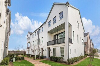 8764 Park Kolbe Ln in Houston, TX - Foto de edificio - Building Photo