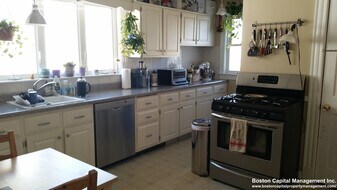 97 W Quincy St in Somerville, MA - Building Photo