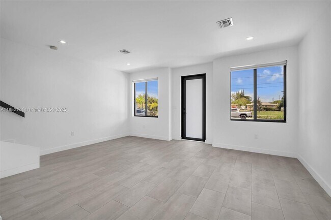 309 NW 7th Ct in Hallandale Beach, FL - Foto de edificio - Building Photo