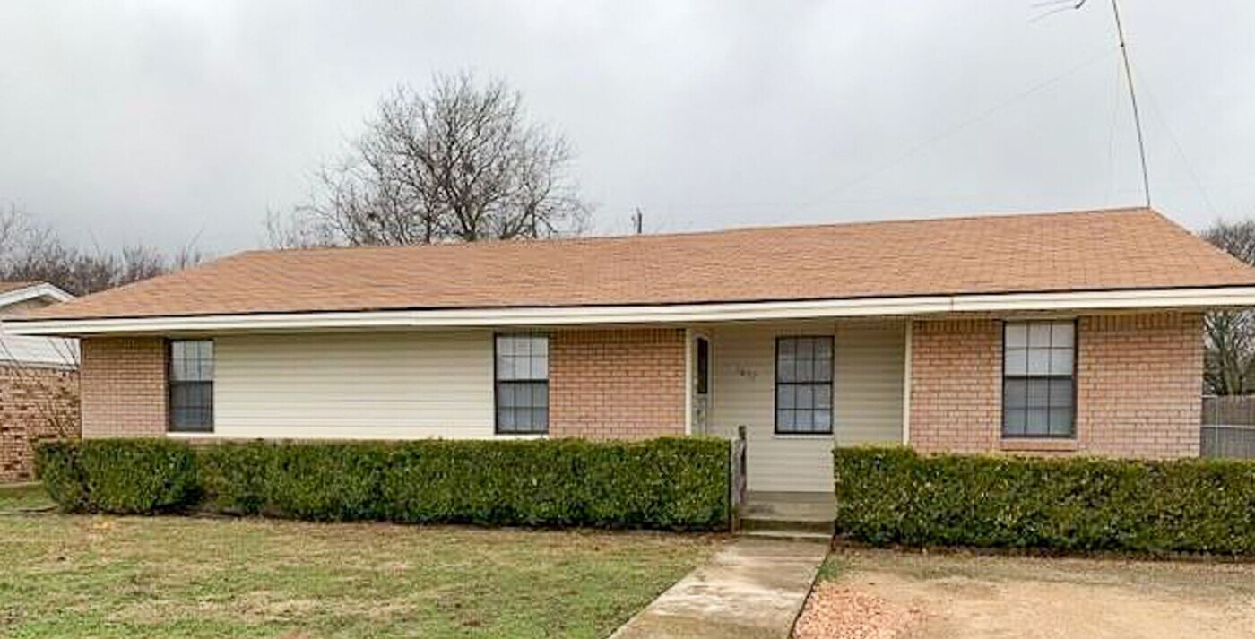 1807 N Mcdonald Ave in Decatur, TX - Building Photo