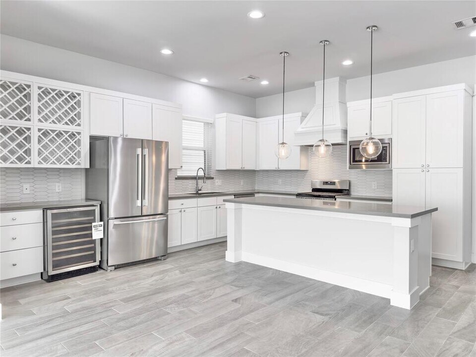 1602 Westside Gardens Ln in Houston, TX - Building Photo