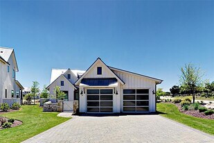 19517 Flying J Blvd in Spicewood, TX - Building Photo