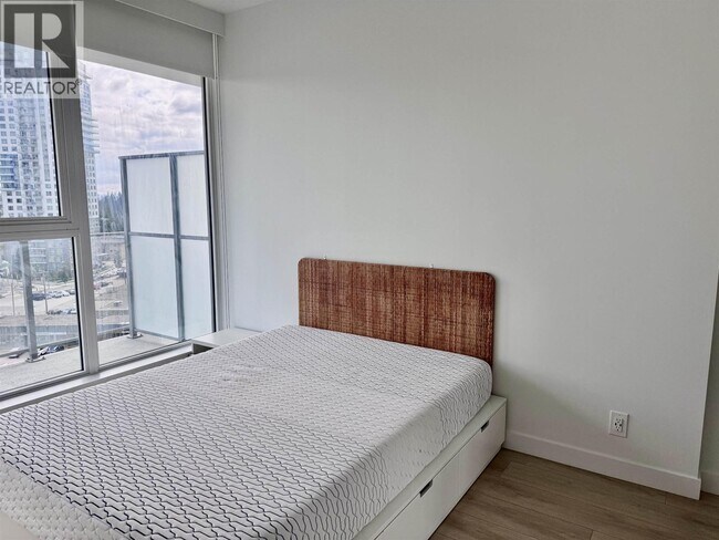 567 Clarke Rd in Coquitlam, BC - Building Photo - Building Photo