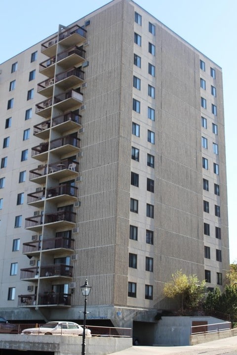 Mayfair Manor in Medicine Hat, AB - Foto de edificio