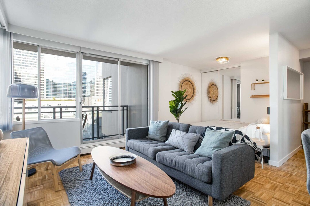 1033 Haro St in Vancouver, BC - Building Photo