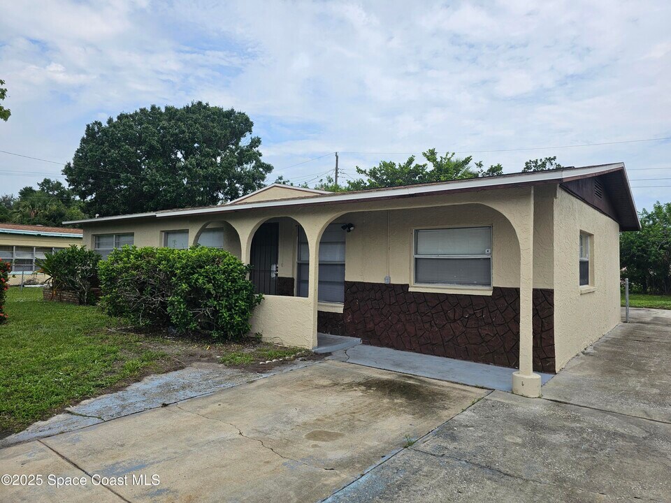 3876 Short St in Cocoa, FL - Building Photo