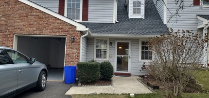 192 Jonathan Pl in Franklin Township, NJ - Foto de edificio - Building Photo