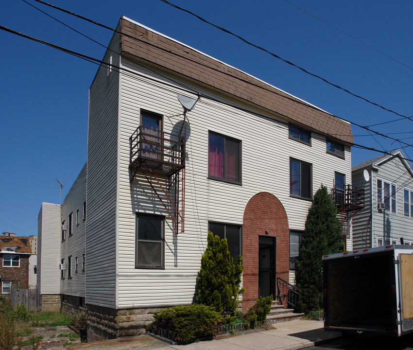 167 W 20th St in Bayonne, NJ - Building Photo