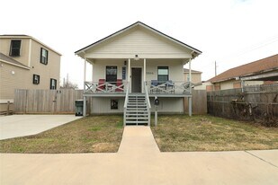 5506 Ave Q 1/2 in Galveston, TX - Building Photo
