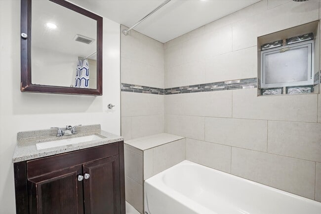 3353 W Evergreen Ave, Unit G in Chicago, IL - Building Photo - Building Photo