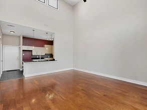 4414 Cedar Springs Rd, Unit APT 323 in Dallas, TX - Foto de edificio - Building Photo