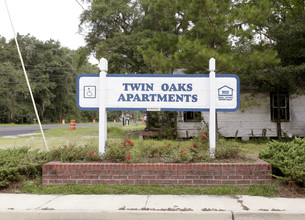 Twin Oaks in Ludowici, GA - Foto de edificio - Building Photo