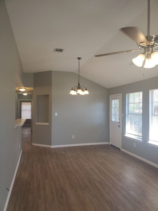 2221 Creekside Ln