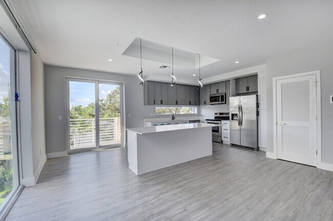 355 NW 50th Dr in Boca Raton, FL - Foto de edificio - Building Photo