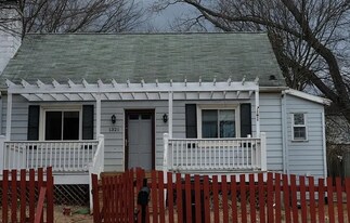 1321 Willow Dr in Charlottesville, VA - Building Photo