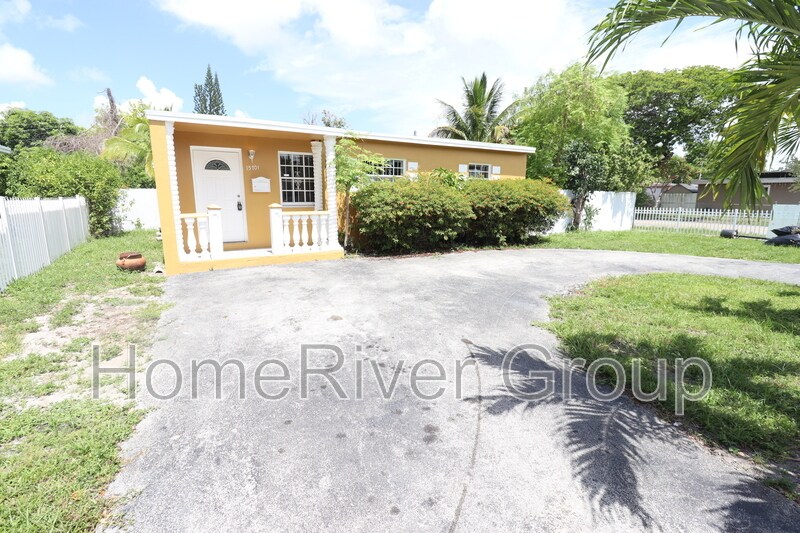 15701 NE 14th Ave in North Miami Beach, FL - Building Photo