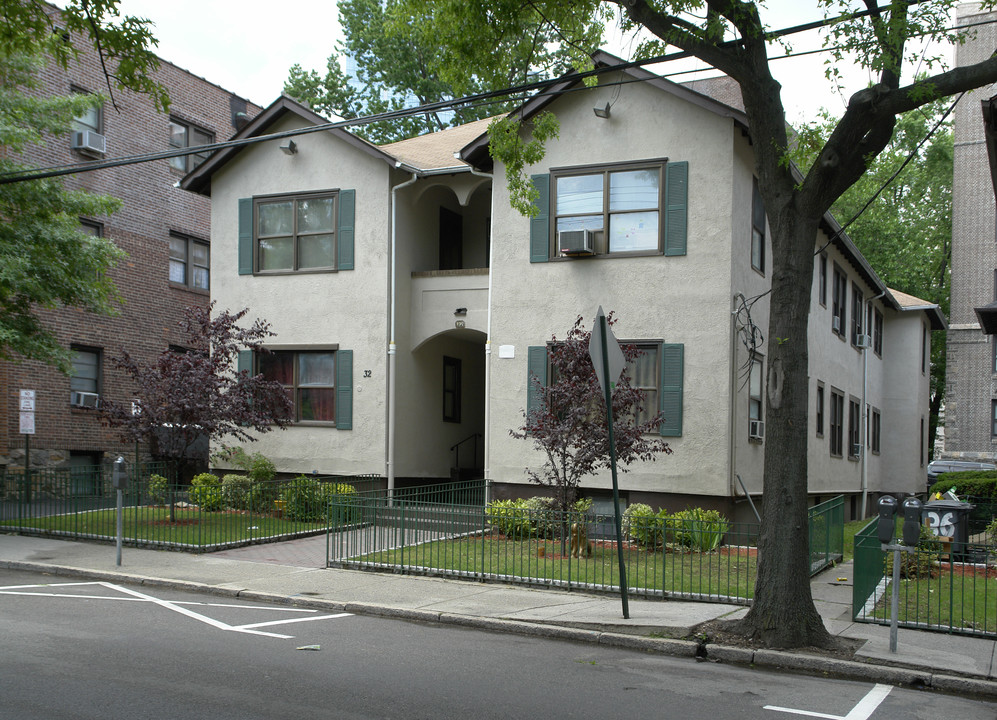 32 Mitchell Pl in White Plains, NY - Building Photo