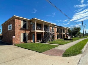 Hoffman House in Alvin, TX - Building Photo - Building Photo