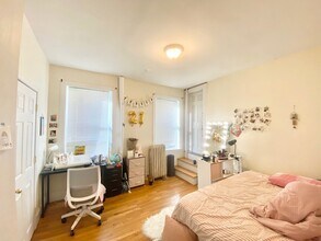 324 Saint Paul St, Unit 4 in Brookline, MA - Foto de edificio - Building Photo