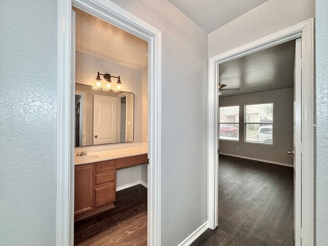 83 Booker Palm in San Antonio, TX - Building Photo - Building Photo