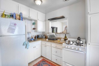 103 Avenida Aragon in San Clemente, CA - Foto de edificio - Building Photo