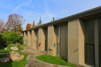 The Courtyard in Bakersfield, CA - Building Photo - Building Photo