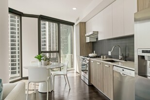 445 E Waterside Dr in Chicago, IL - Building Photo