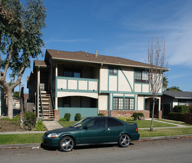 4261-4269 Howard Ave in Los Alamitos, CA - Foto de edificio - Building Photo