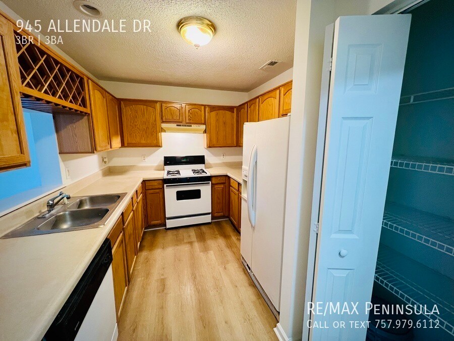 945 Allendale Dr in Hampton, VA - Building Photo