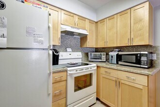 1050 Lake Shore Dr in Lake Park, FL - Building Photo - Building Photo