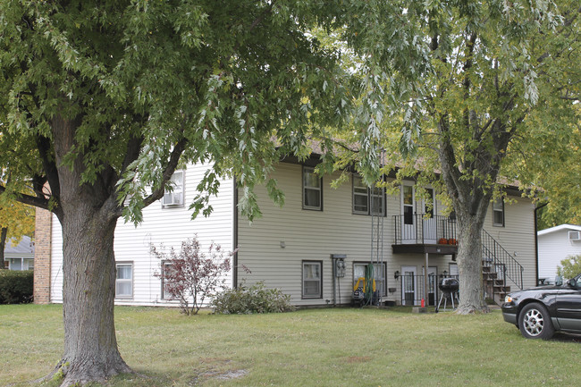 340 Grant St in Leland, IL - Foto de edificio - Building Photo
