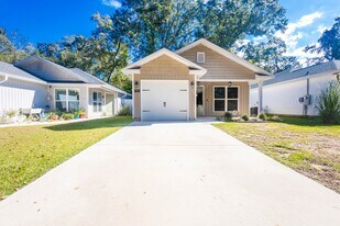 8207 Doris Ave in Pensacola, FL - Building Photo