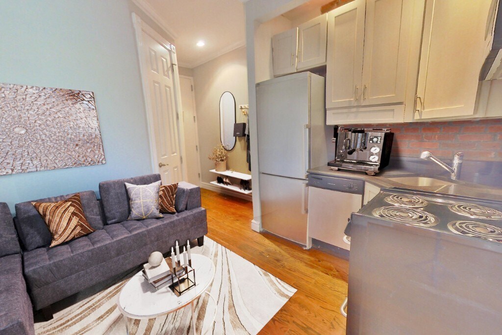 330 E 35th St in New York, NY - Building Photo