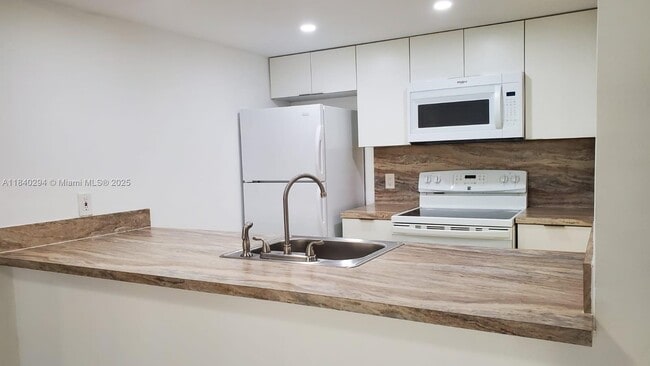 8160 Geneva Ct in Doral, FL - Building Photo - Building Photo