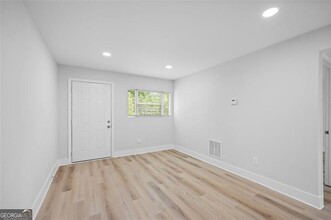 1060 Oak St SW in Atlanta, GA - Foto de edificio - Building Photo