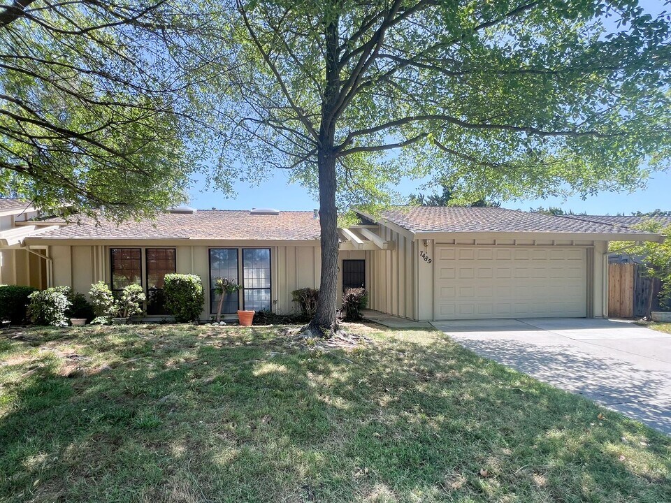 7489 Maple Tree Wy in Sacramento, CA - Foto de edificio