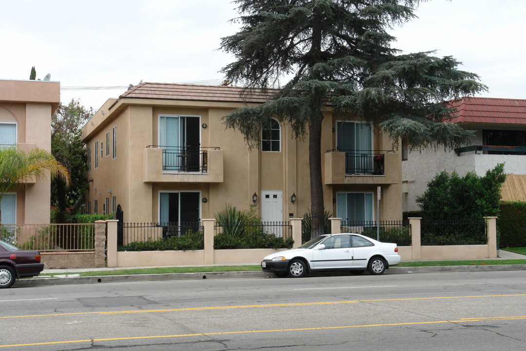 5731 Woodman Ave in Van Nuys, CA - Building Photo