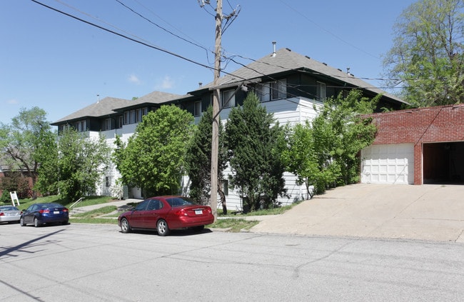 Jones Street Place Apartments in Omaha, NE - Foto de edificio - Building Photo