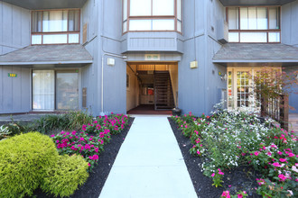 Stonington Court Apartments in Lindenwold, NJ - Foto de edificio - Building Photo