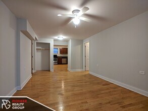 1126 W Oakdale Ave, Unit 1125-GDNN in Chicago, IL - Foto de edificio - Building Photo