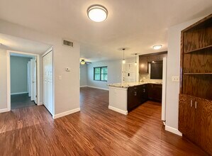 321 35th Ave N, Unit D12 in St. Petersburg, FL - Building Photo - Building Photo