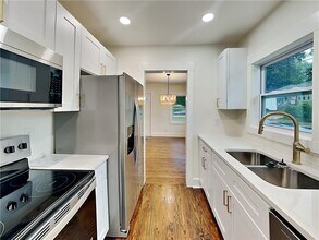 108 Burbank Dr NW in Atlanta, GA - Foto de edificio - Building Photo