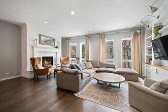 232 E 18th St in Chicago, IL - Building Photo - Building Photo